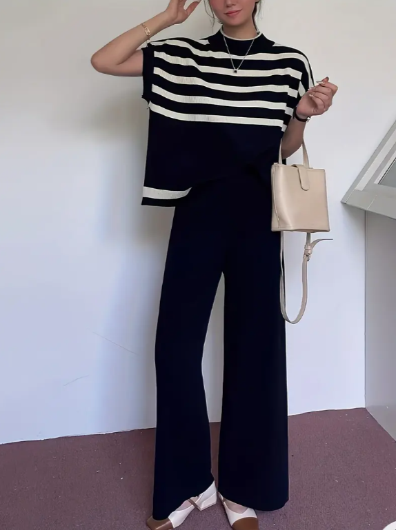Ensemble femme deux pièces chic avec top rayé ample et pantalon large
