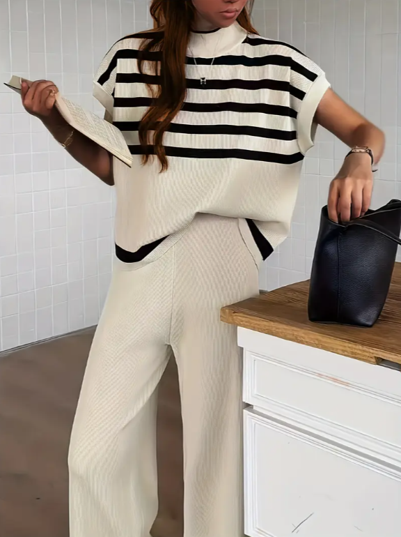 Ensemble femme deux pièces chic avec top rayé ample et pantalon large