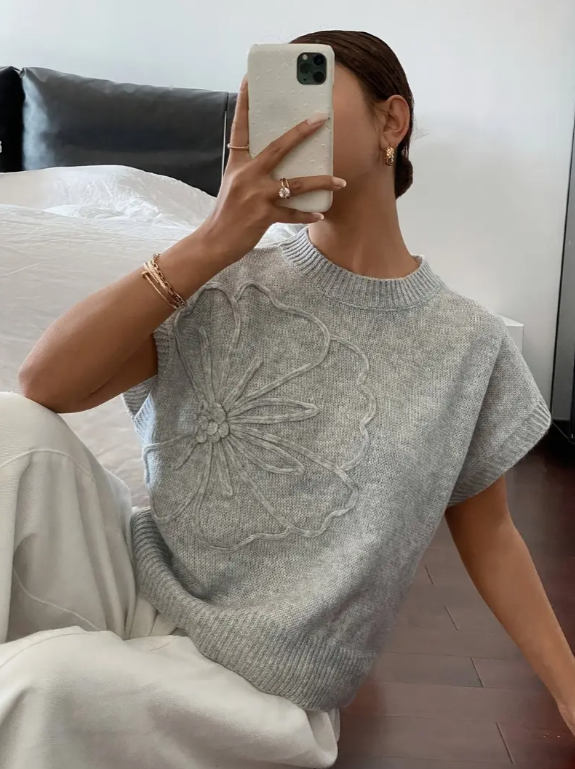 Pull sans manches femme en maille légère avec motif fleur – gris clair