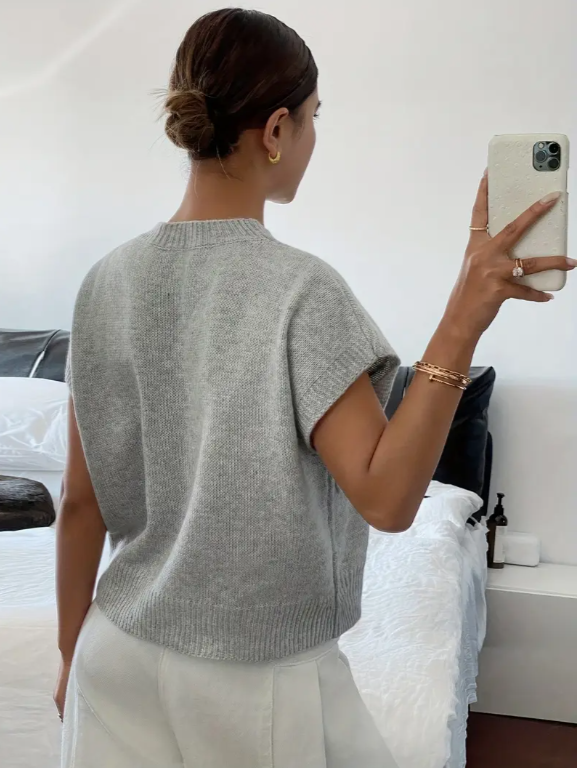 Pull sans manches femme en maille légère avec motif fleur – gris clair