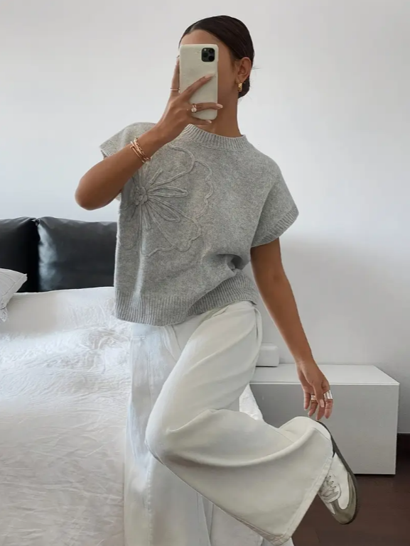 Pull sans manches femme en maille légère avec motif fleur – gris clair