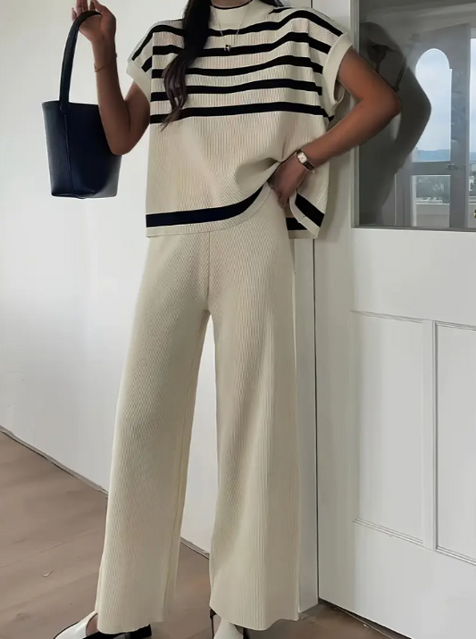 Ensemble femme deux pièces chic avec top rayé ample et pantalon large